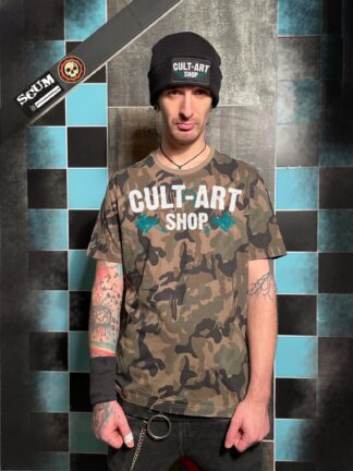 Cult art shop logo Scum Muts en camo shirt