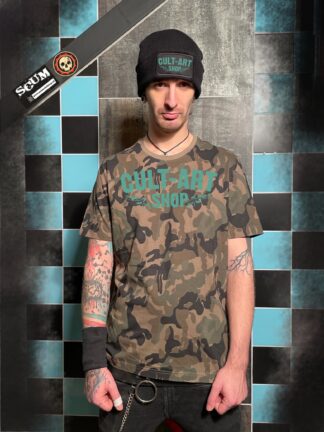 scum clothing Cult art logo camo shirt en muts